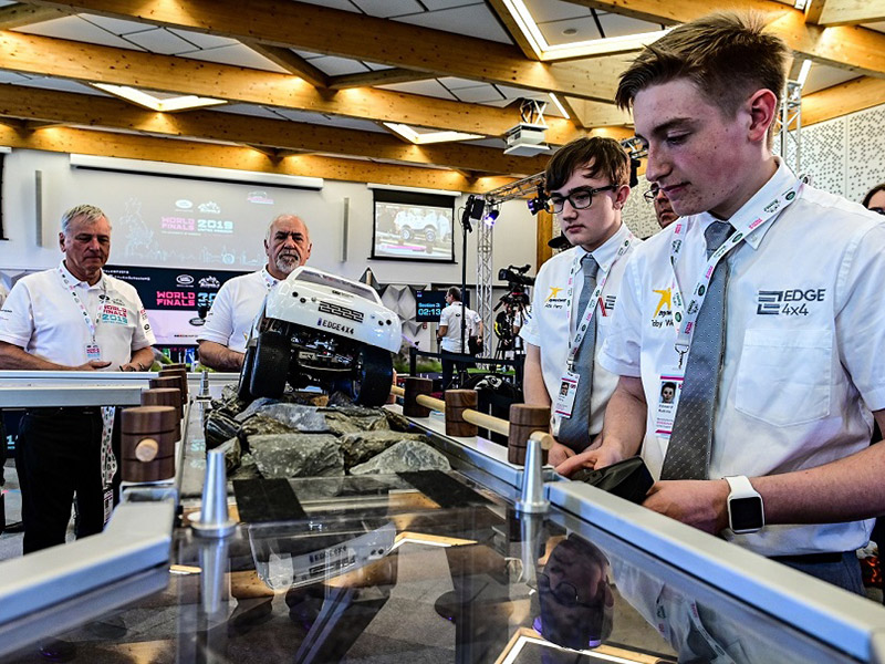 جاكوار لاند روڤر تشجع اليافعين على الترميز من أجل مستقبل القيادة الذاتية